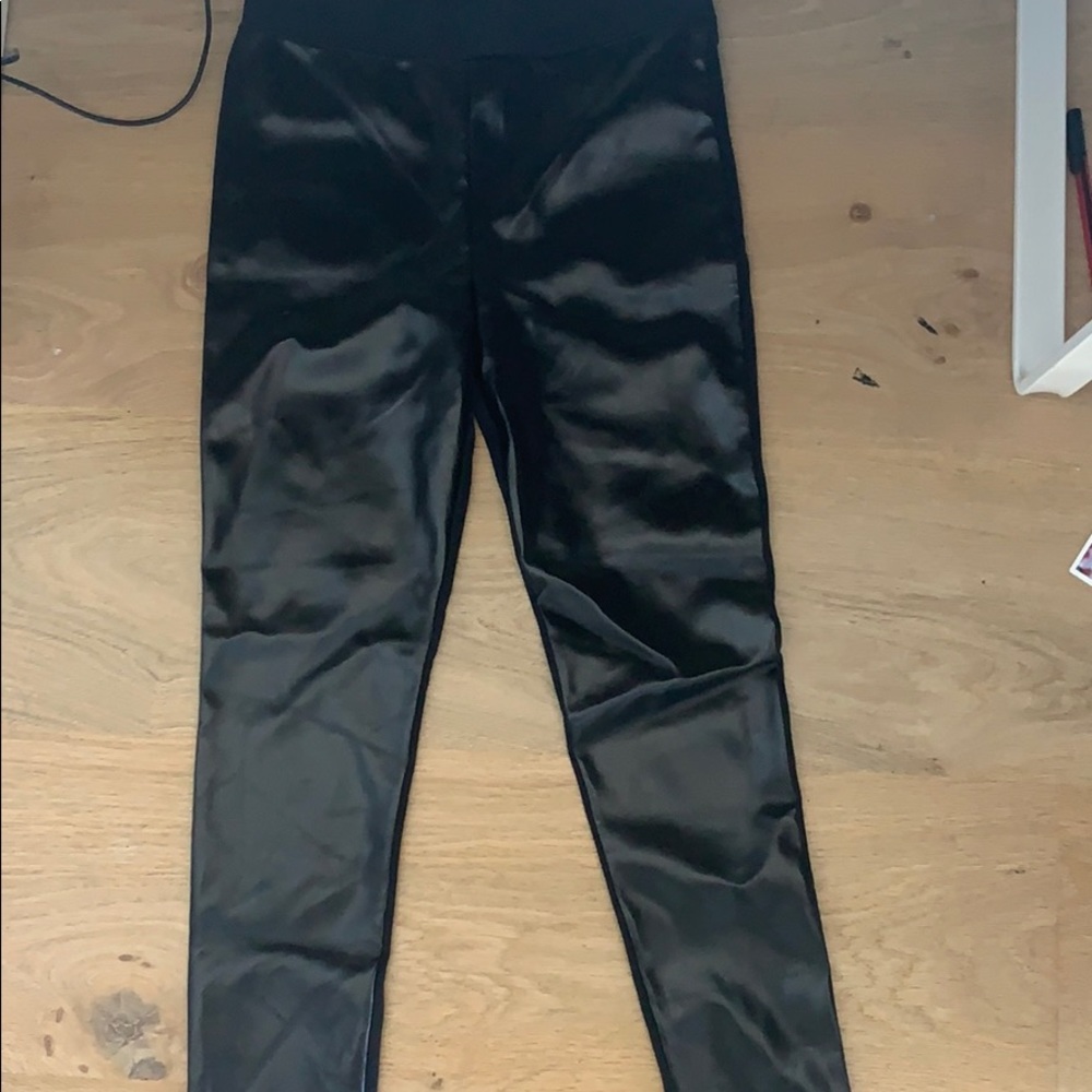 Black leggings with plasticy material
